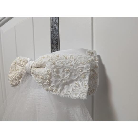 Crocheted Floral Beaded Bow Lace Wedding Veil 35 Inch main image 4